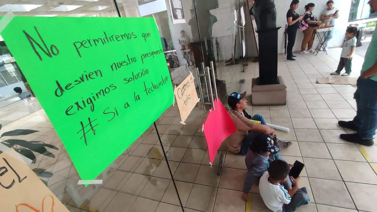 Padres de familia manifestandose por la construcción de techumbre en un kinder