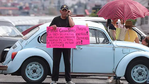 Vecino con una pancarta manifestándose 