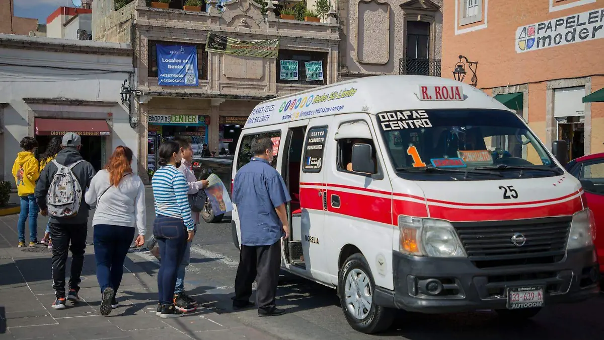 Personas esperando la ruta roja