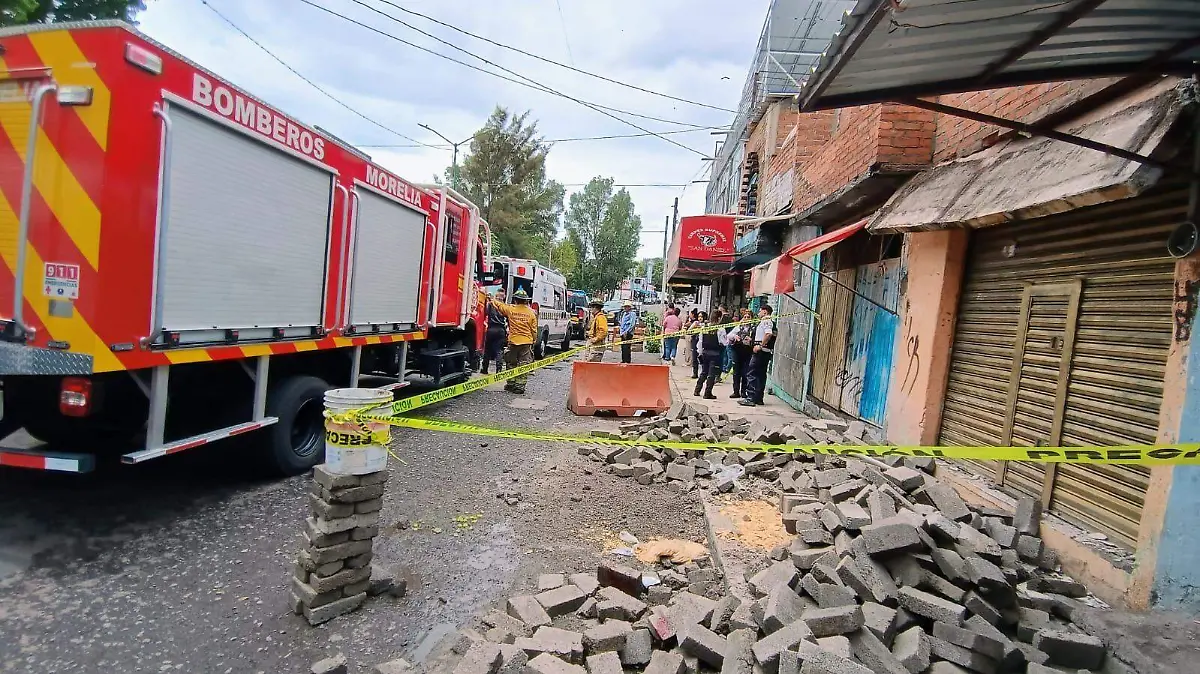 Bomberos atendiendo derrumbe de barda