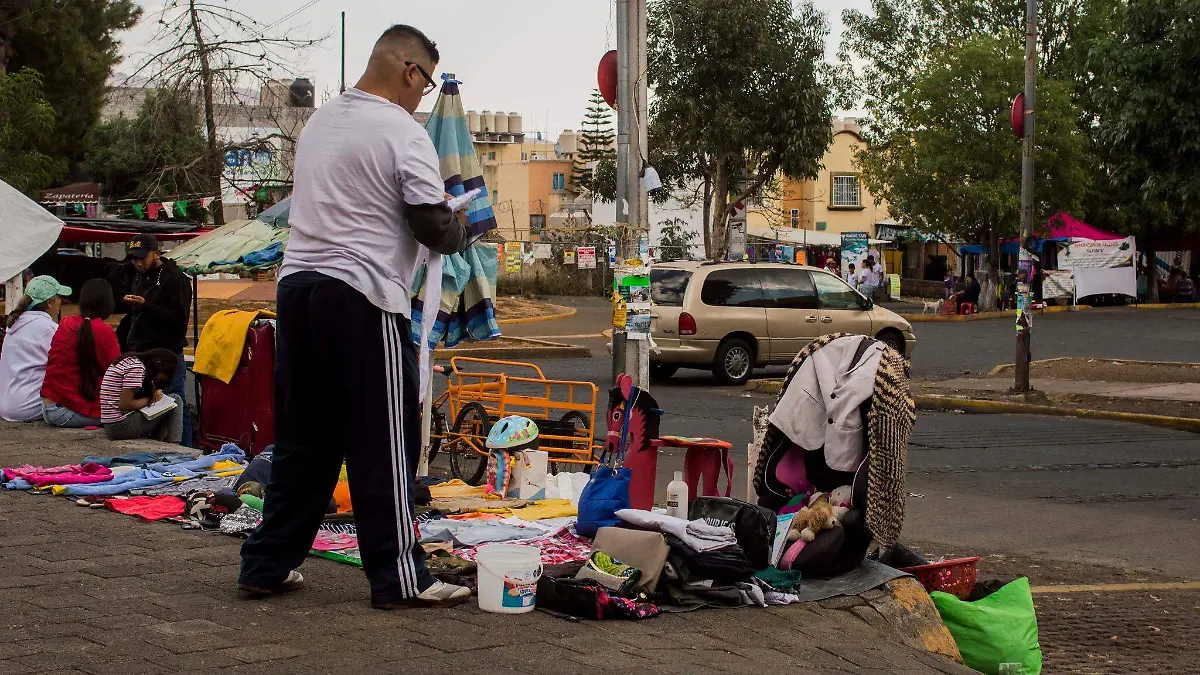 Hombre en tianguis de Villas del Pedregal