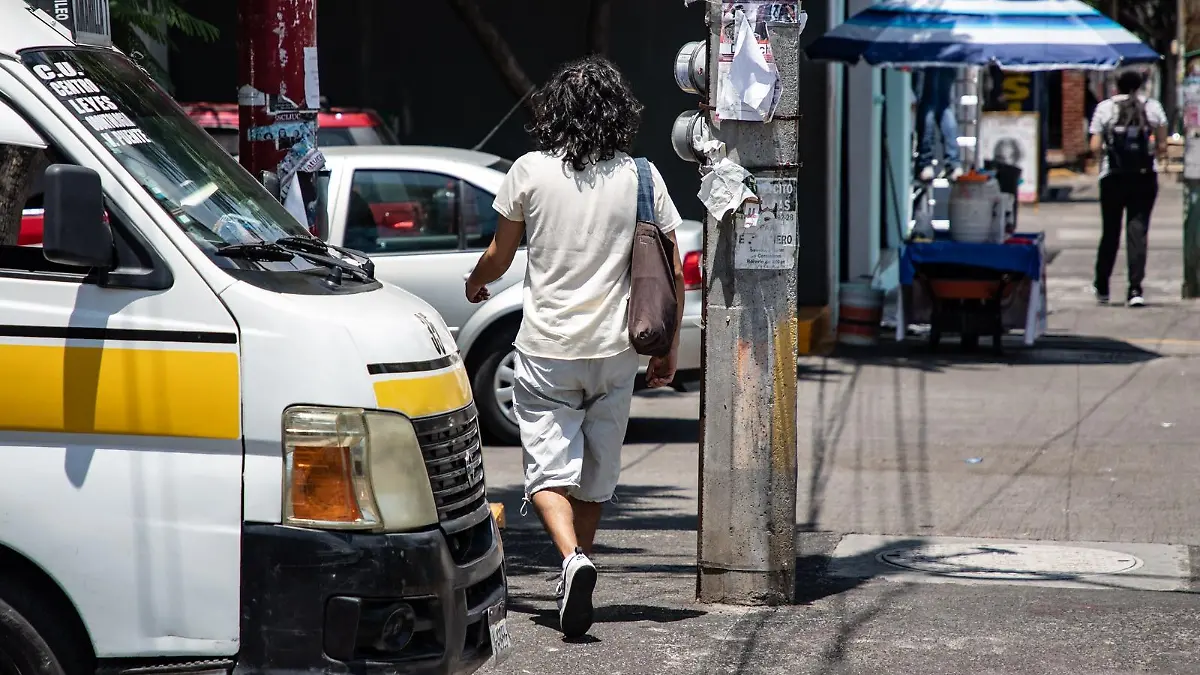 Joven caminando