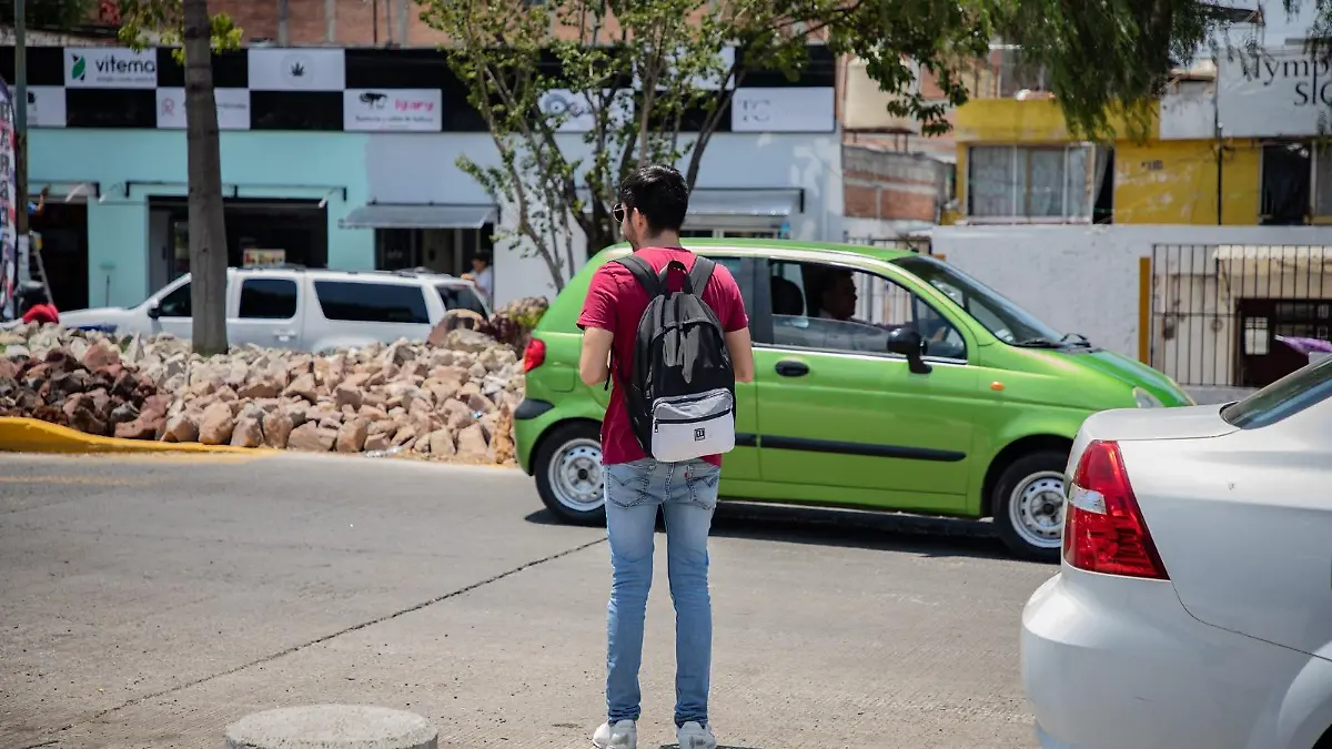 Estudiante cruzando la calle