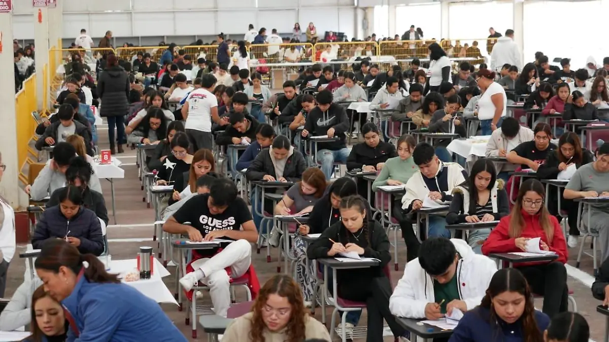Aspirantes realizando examen de admisión