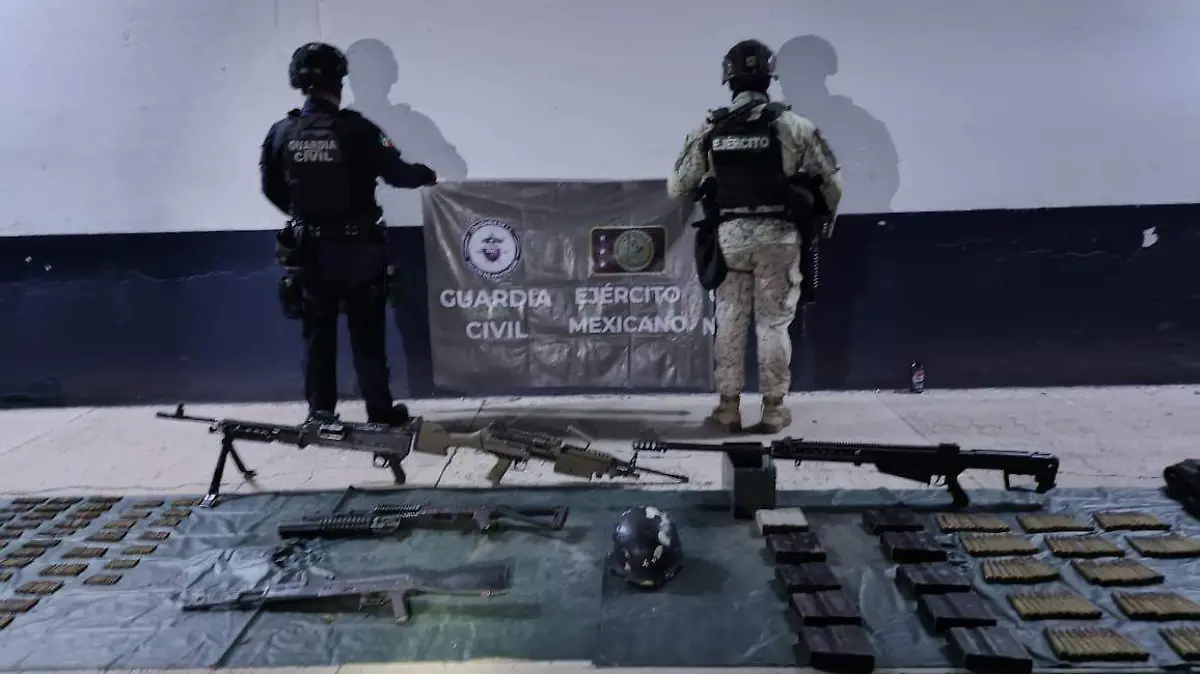 Elementos de la Guardia Civil y Ejército Mexicano con armamento asegurado