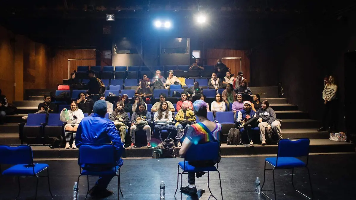 Personas en un teatro