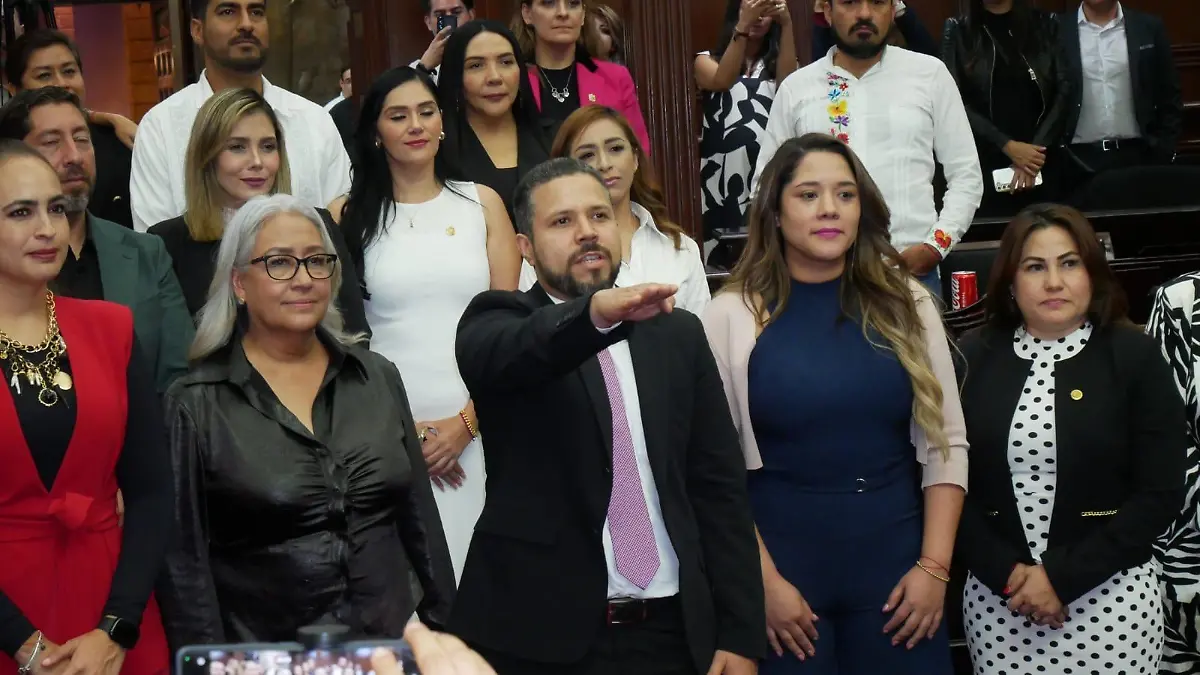 Josué Mejía tomando protesta como titular de la CEDH