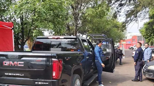 Elementos de seguridad junto a camioneta