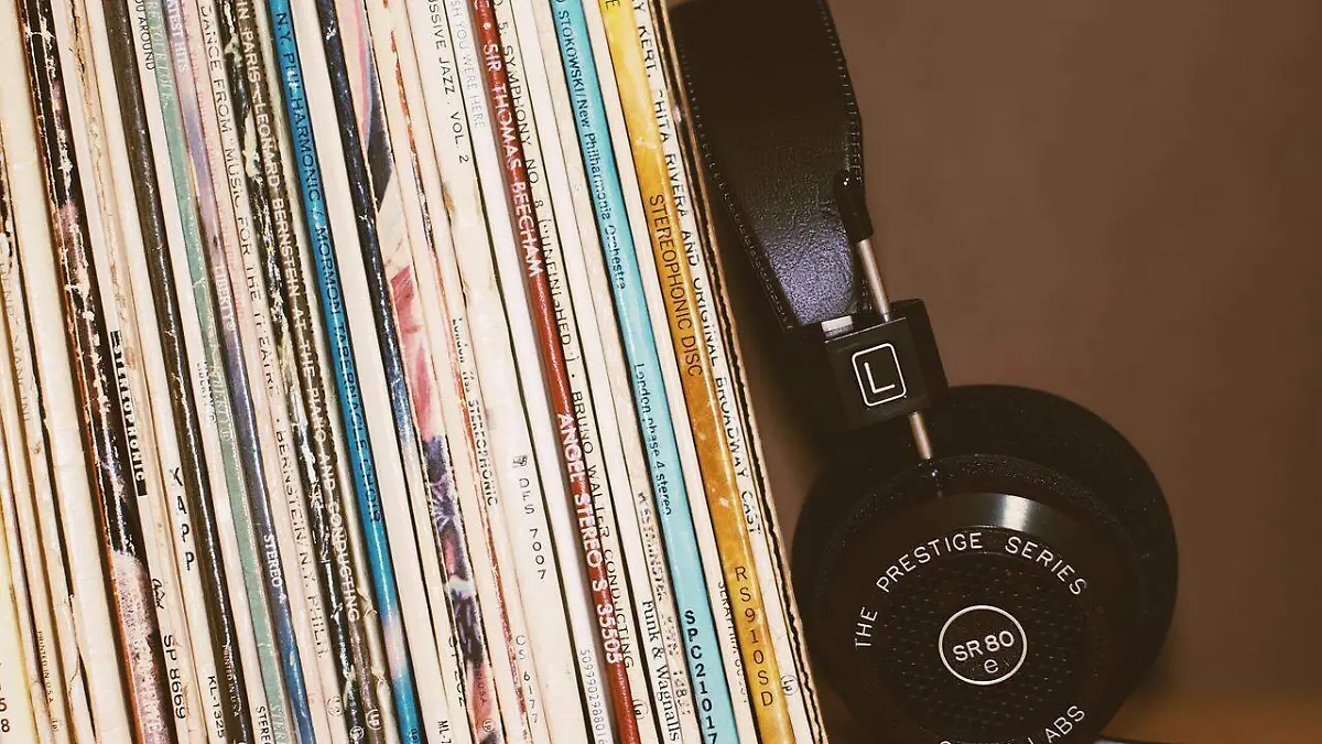 headphones-2588235_1280