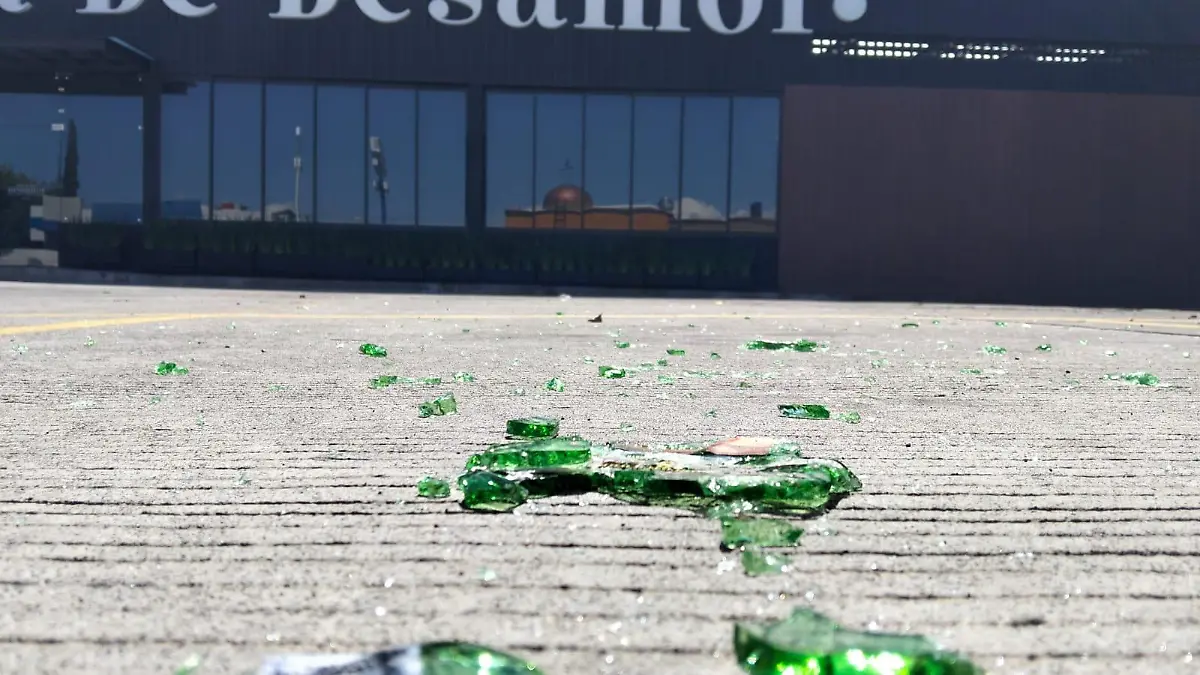 Botella rota sobre el asfalto