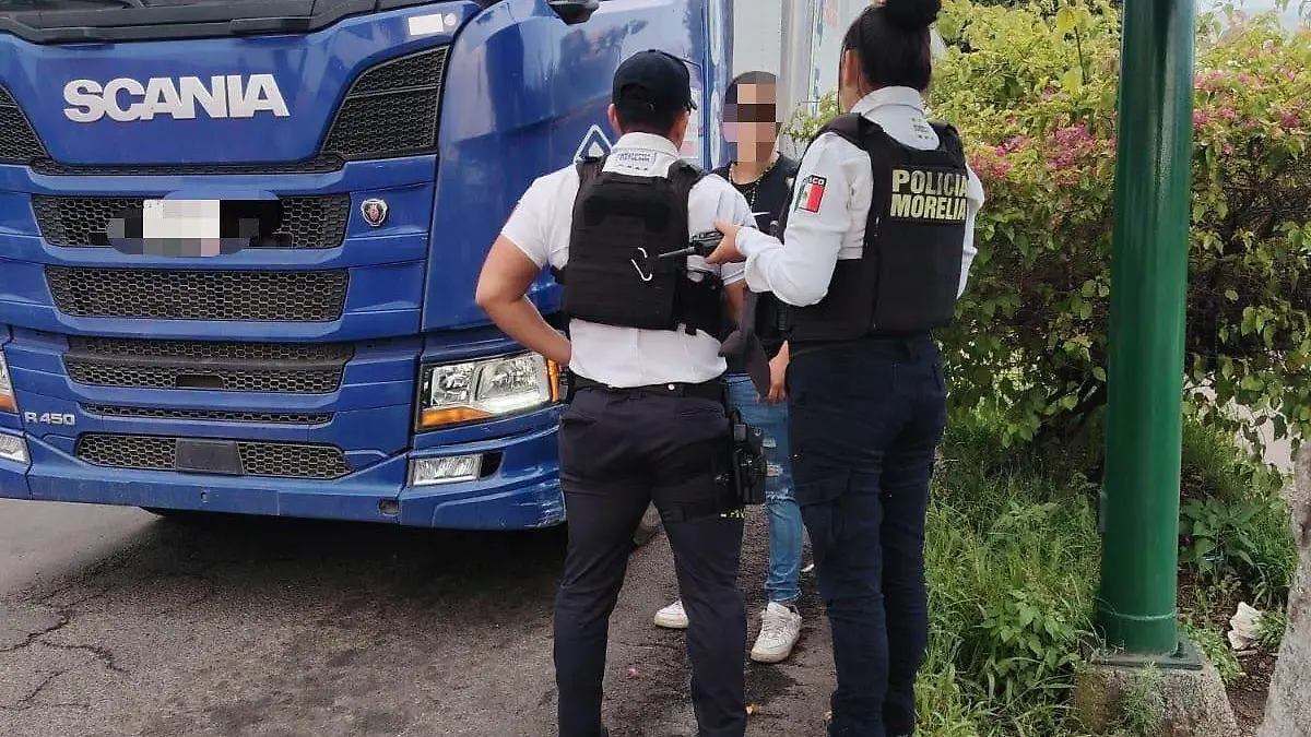Policía Morelia deteniendo a conductor que dañó el acueducto