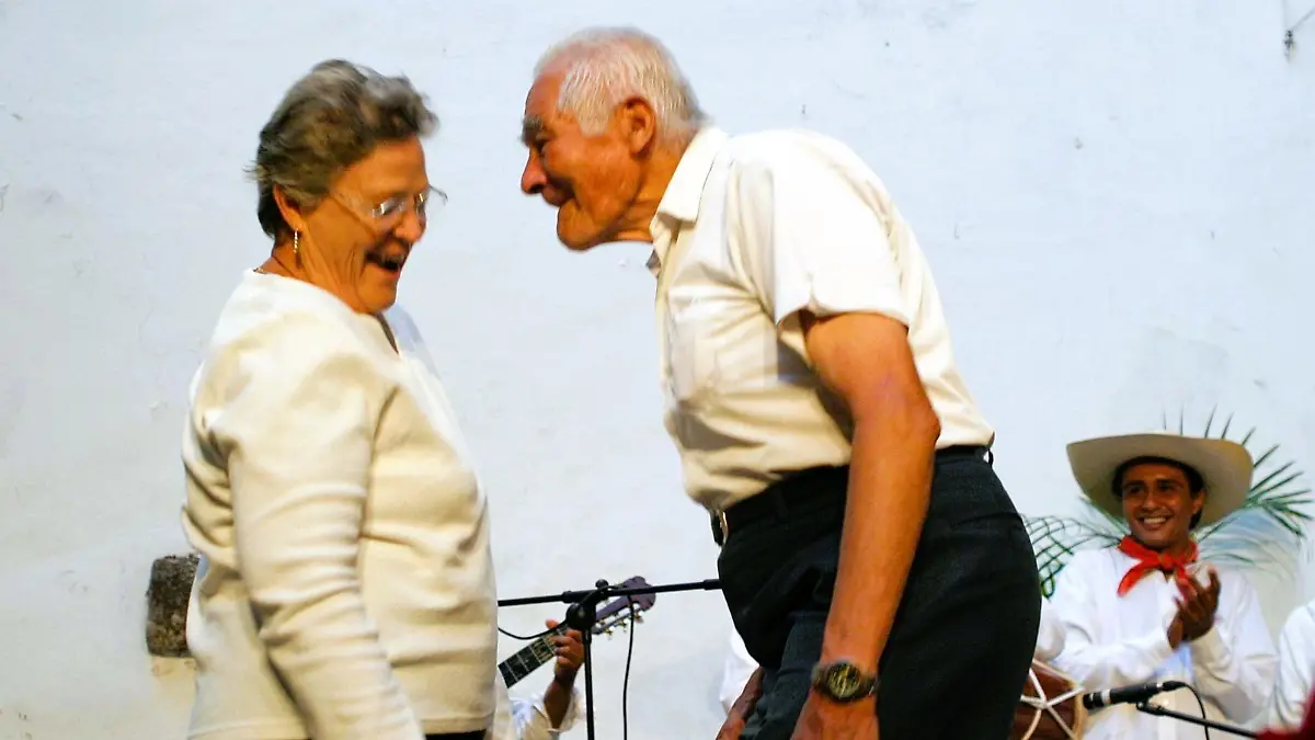Adultos mayores bailando