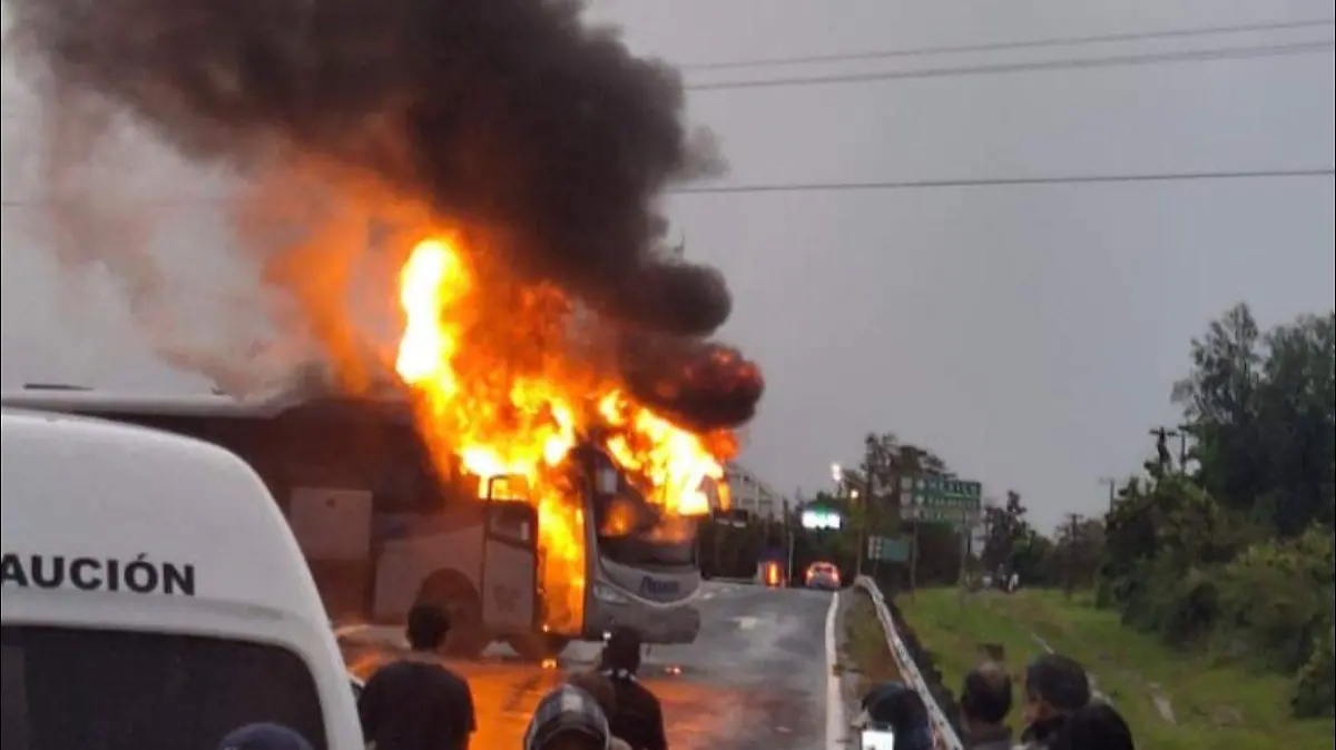camión incendiándose en Michoacán