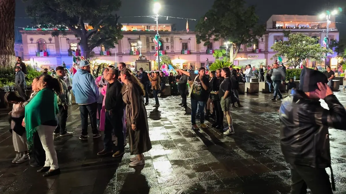 Personas en la Plaza Melchor Ocampo