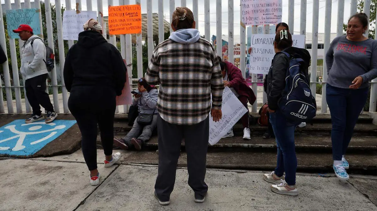 Padres de Familia toman las instalaciones de la SEE (3)