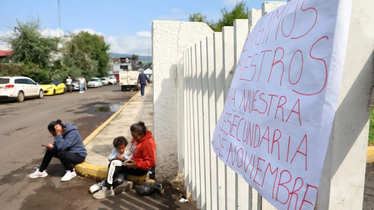 Padres de Familia toman las instalaciones de la SEE (4)