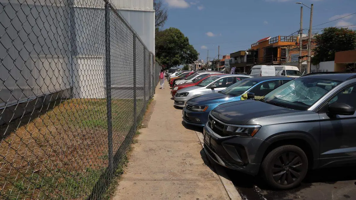 Estacionamiento en el Deportivo Ejército de la Revolución (5)