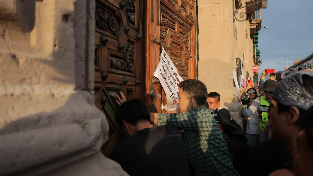 Manifestantes irrumpen en Palacio de Gobierno en Morelia