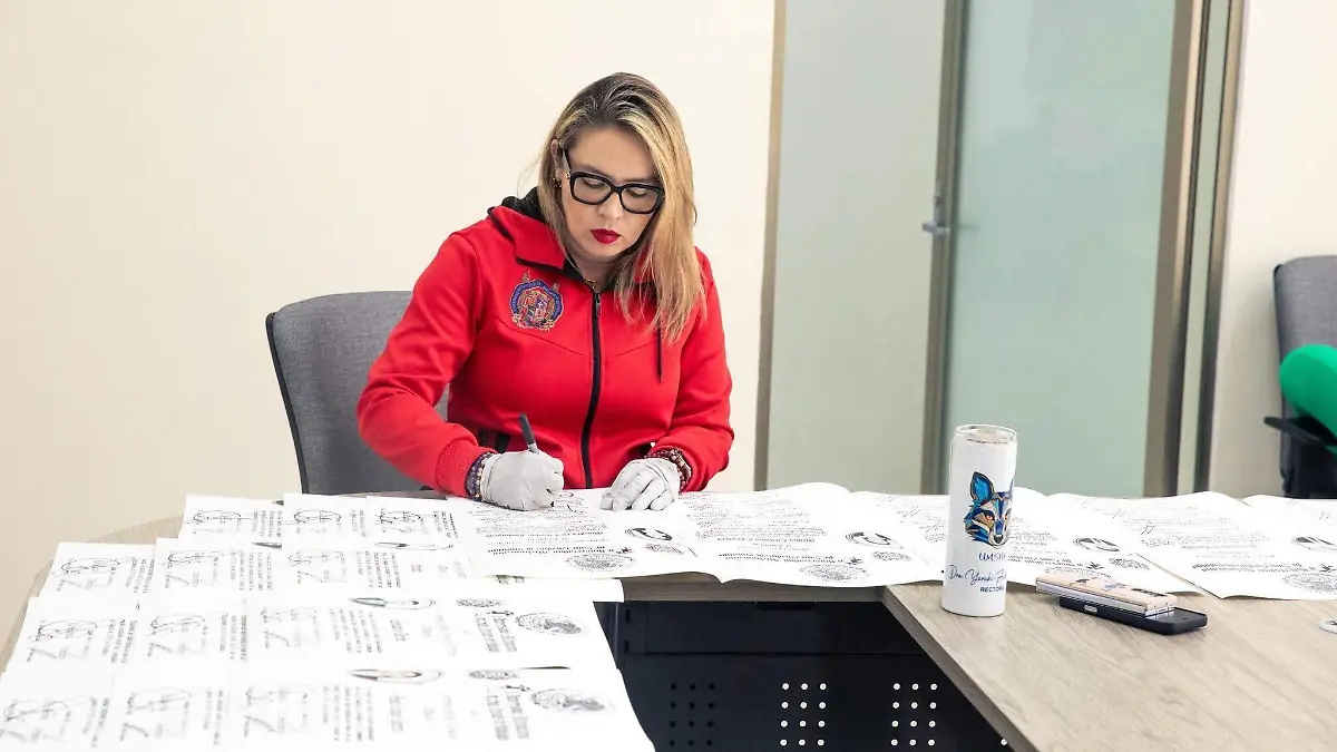 Rectora de la UMSNH firmando Títulos Profesionales