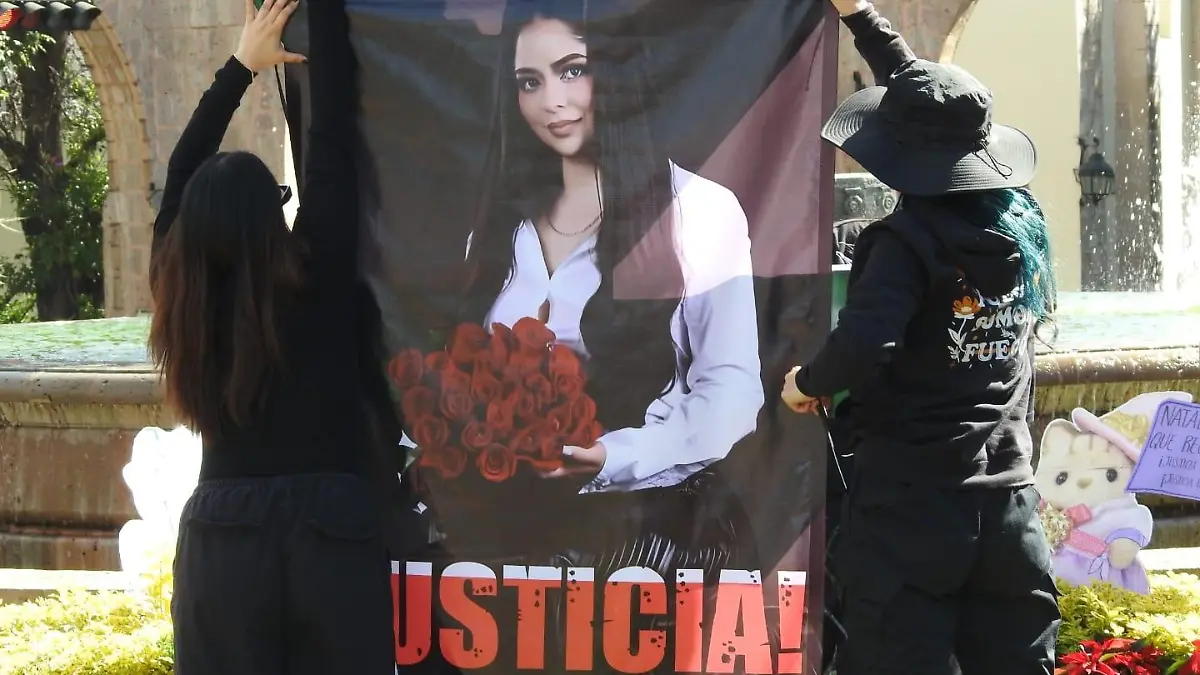 Manta con la imagen de Maritza, mujer asesinada en Uruapan