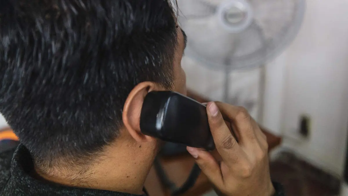 Hombre atendiendo llamada telefónica