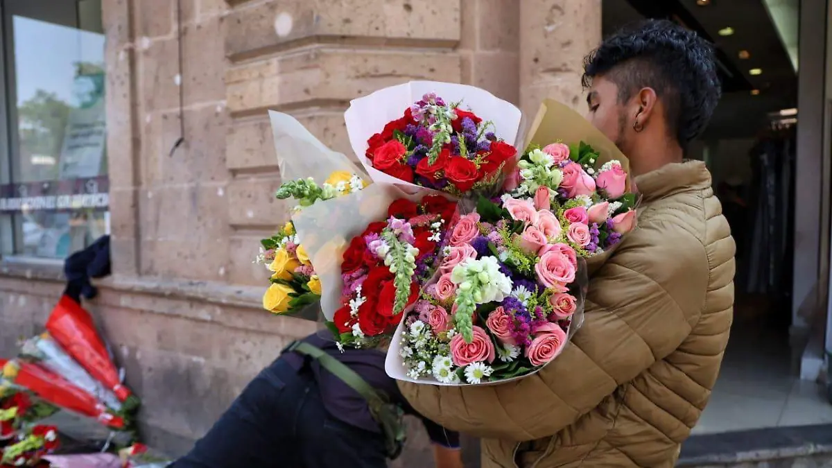 joven con ramo de flores