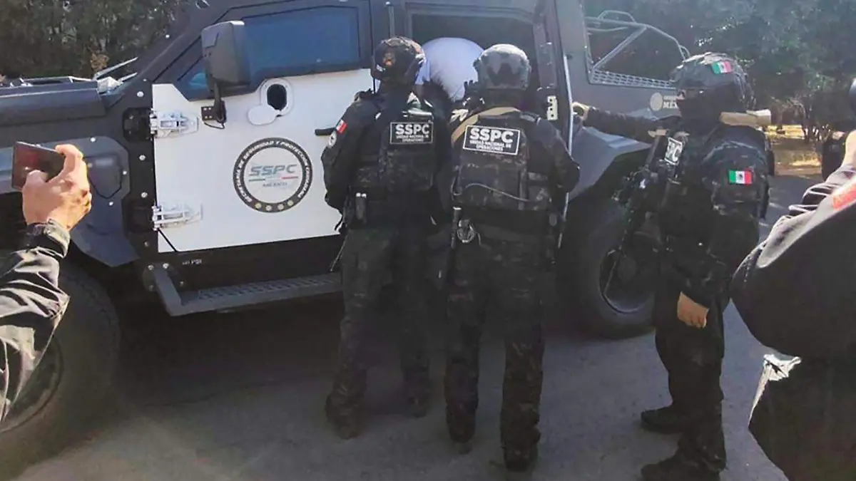 Elementos de la SSPC trasladando a César Alejandro N