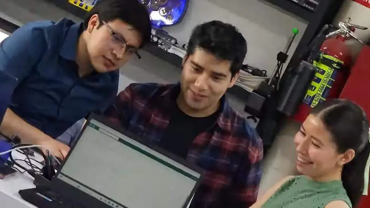 Jóvenes trabajando en un robot