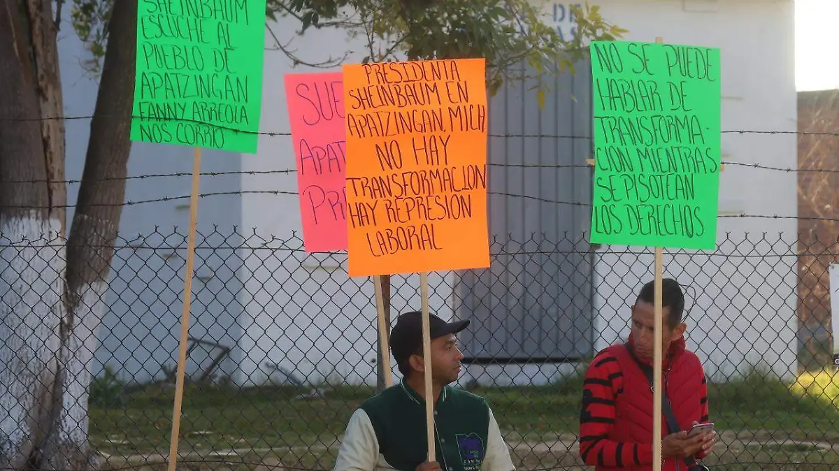 Trabajadores del  sindicato de empleados de Apatzingán (4)