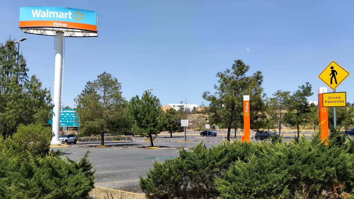 Estacionamiento desierto de Walmart