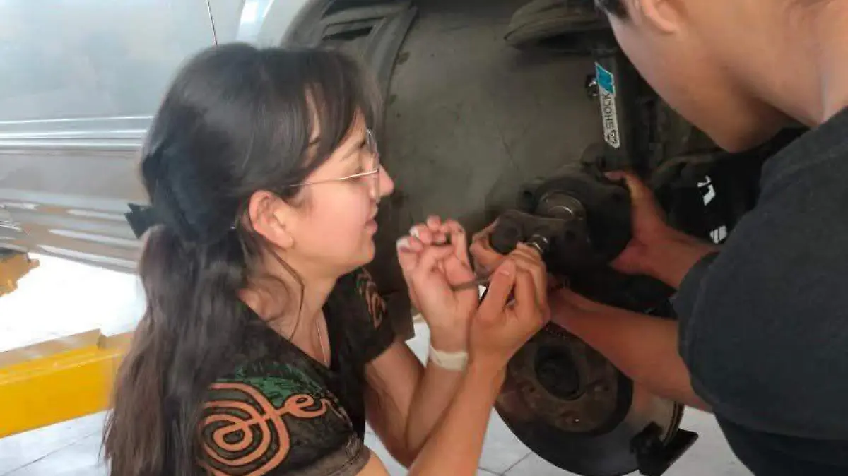 mujer cambiando una llanta