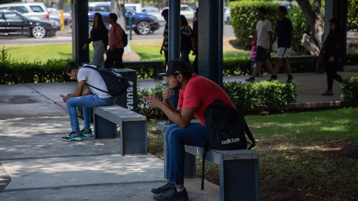 universitarios con celular