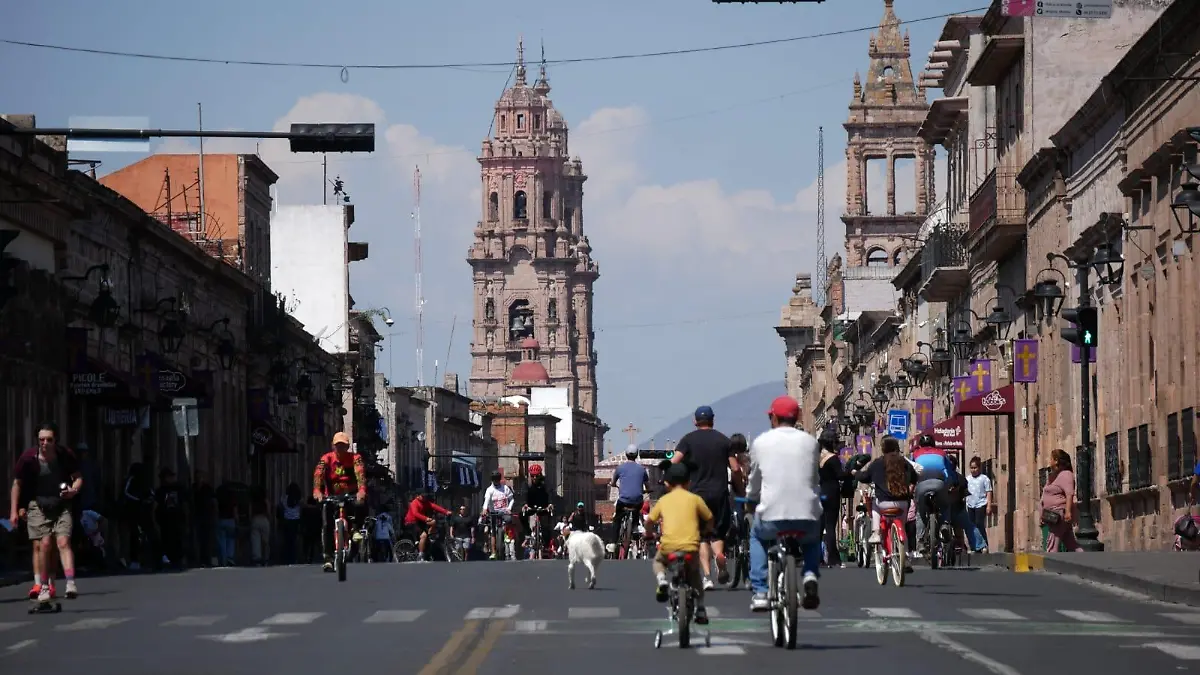 Personas en la ciclovía de la avenida Madero