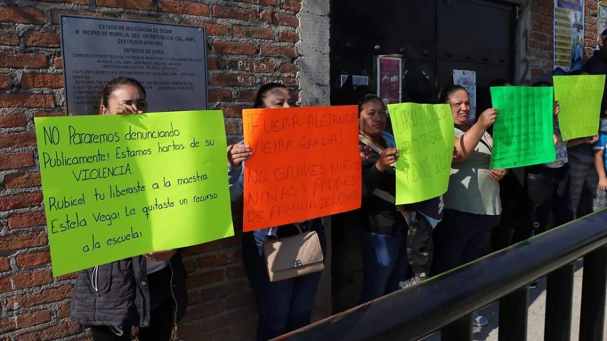 Padres de familia denuncian a maestra de secundaria (1)