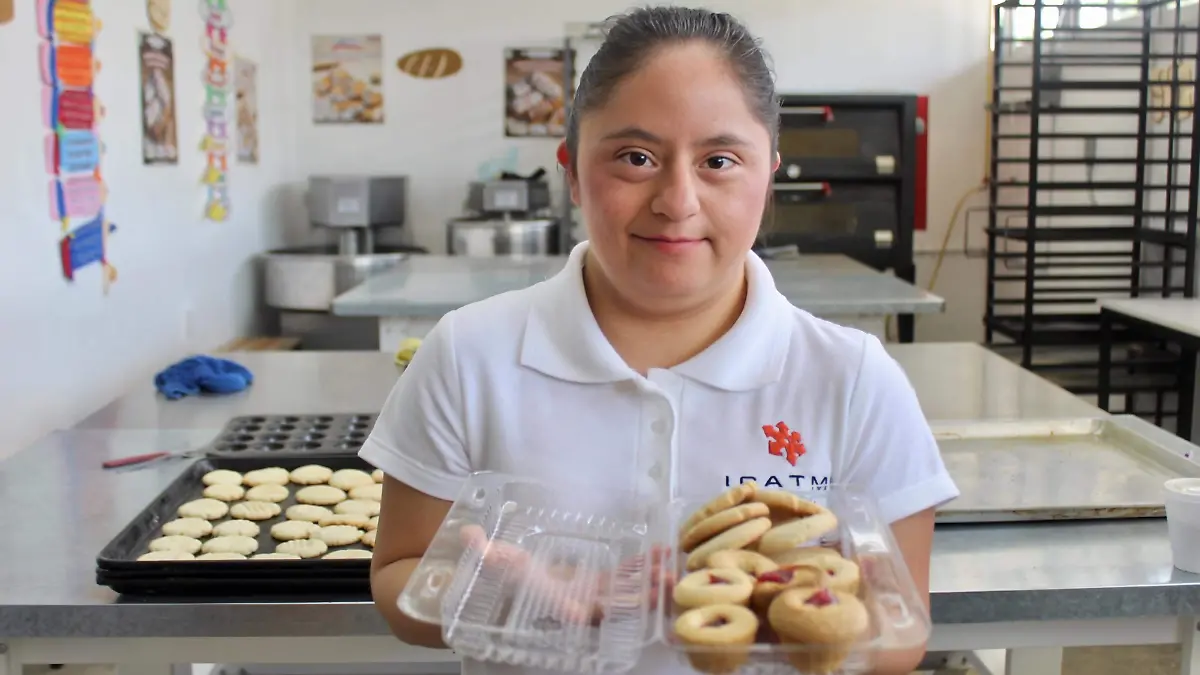 joven con discapacidad mostrando galletas