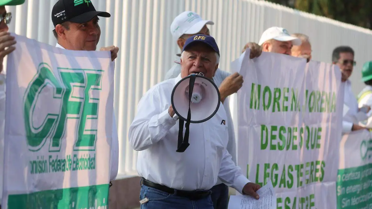 Jubilados de la CFE protestan en Morelia (2)