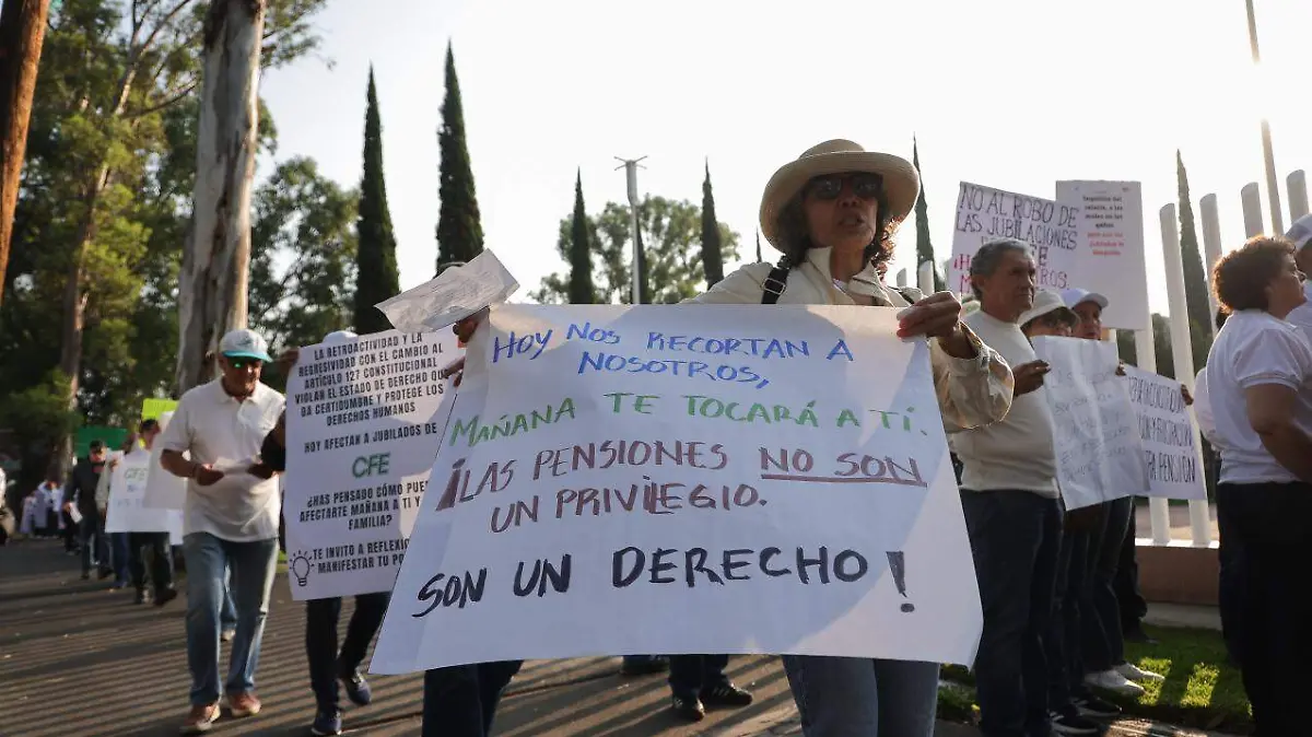 Jubilados de la CFE protestan en Morelia
