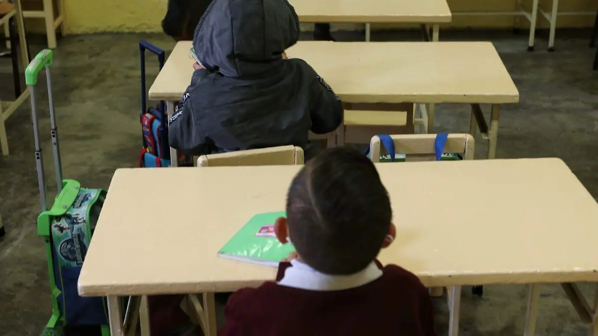 Niño en salón de clase