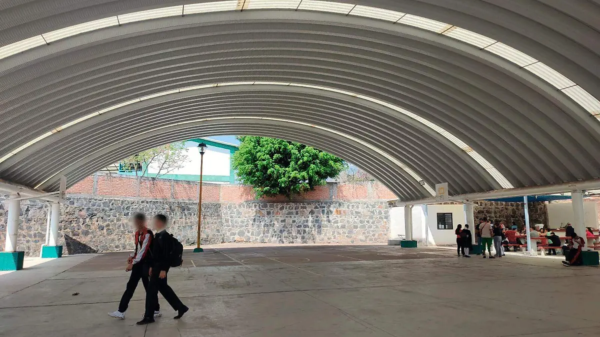 Alumnos en patio de la Secundaria Técnica 138