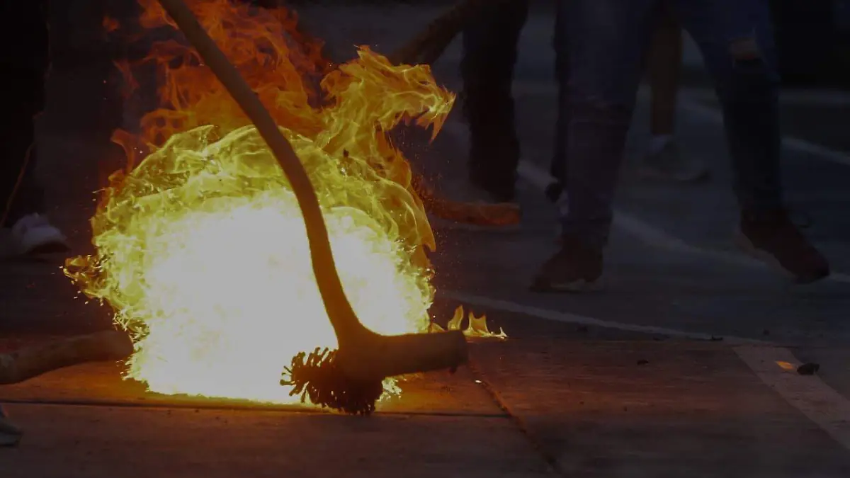 Piña de árbol encendidad para la Pasárutakua, el juego ancestral de pelota Purepecha. Foto_ Fernando Maldonado_El Sol de Morelia .jpeg (6)