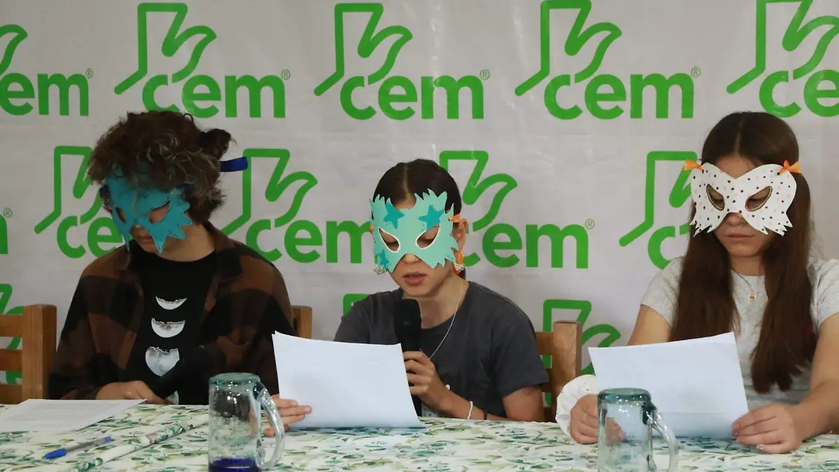 estudiantes de secundaria en rueda de prensa