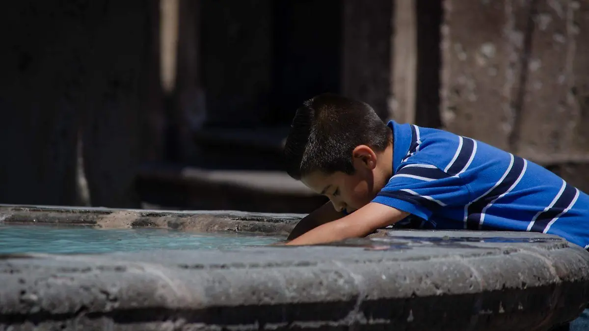 niño en una fuente