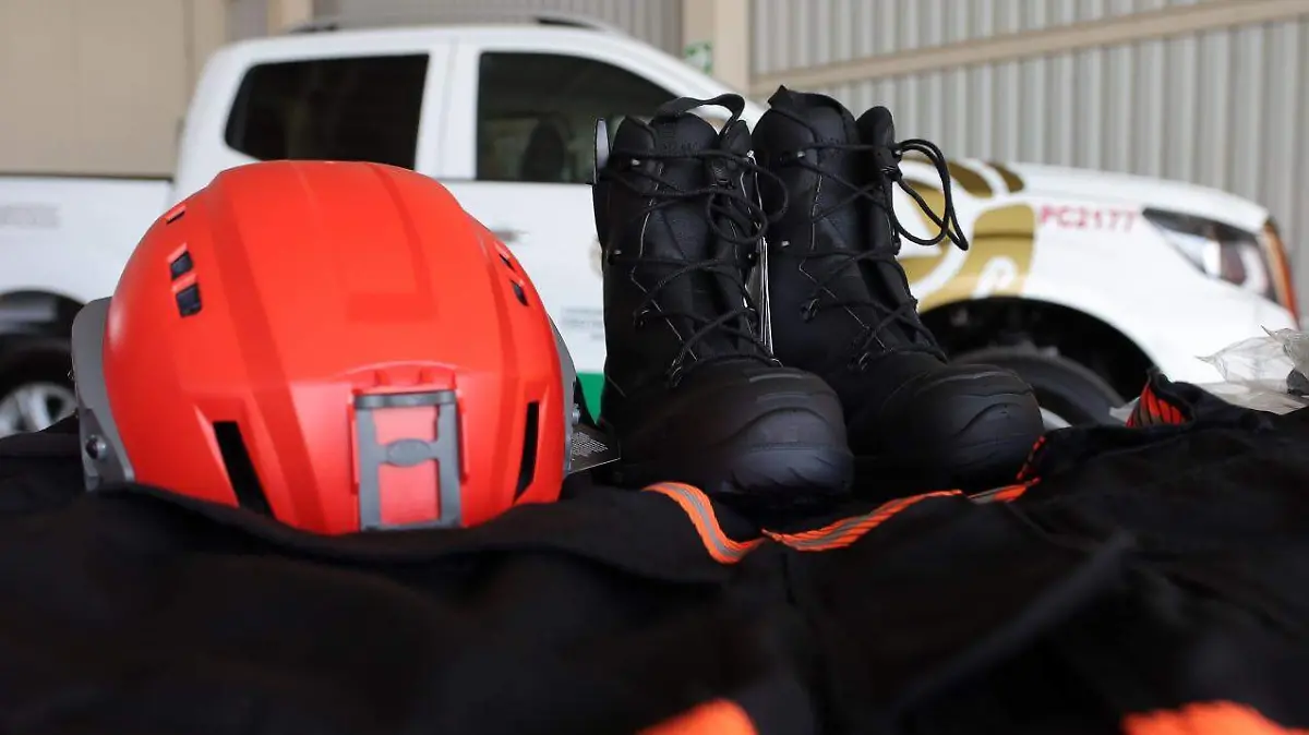 Entregan equipamiento a bomberos del Estado