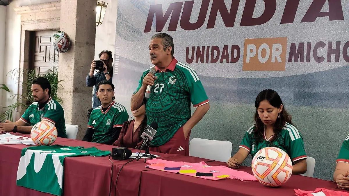 raul moron con player de la seleccion