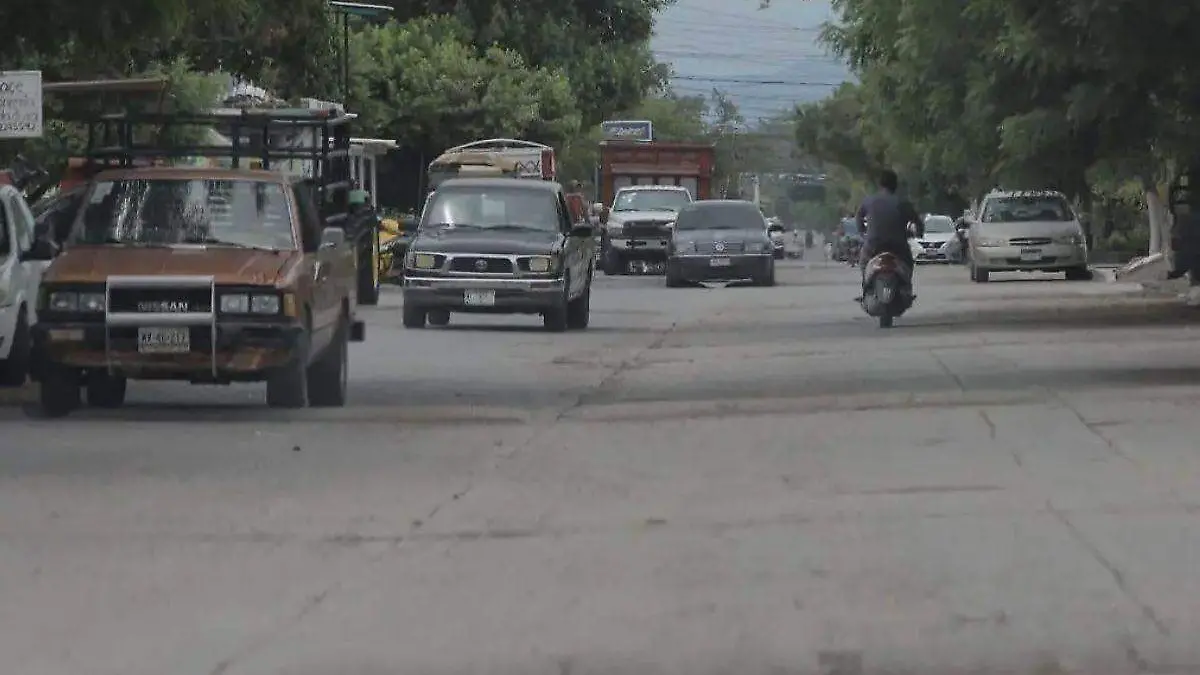 Autos circulando por carretera en municipio de Michoacán