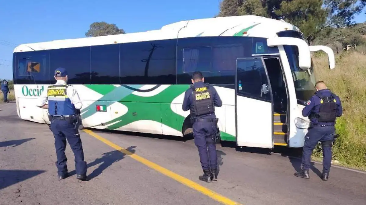 Policia Morelia atendiendo bloqueo con autobus