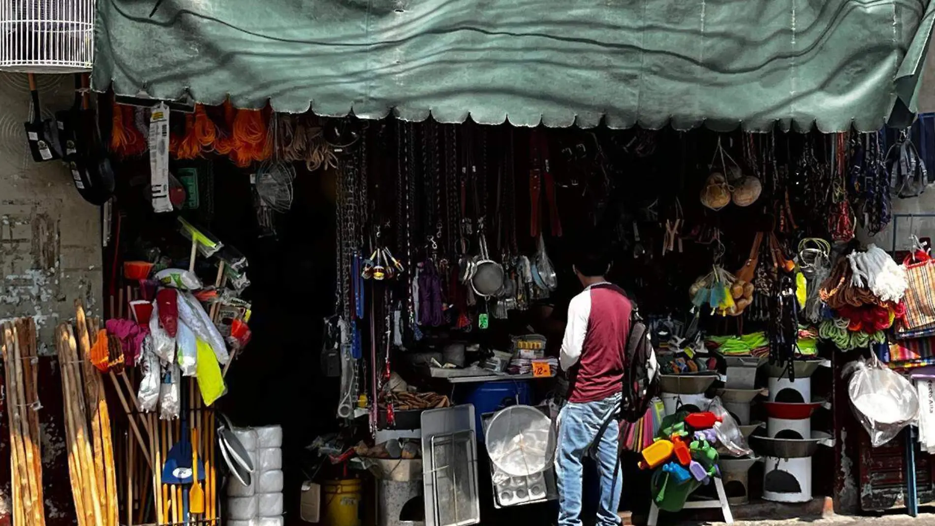 Hoy, los vendedores ambulantes visitan los barrios y colonias para comercializar lo que venden las jarcierías 