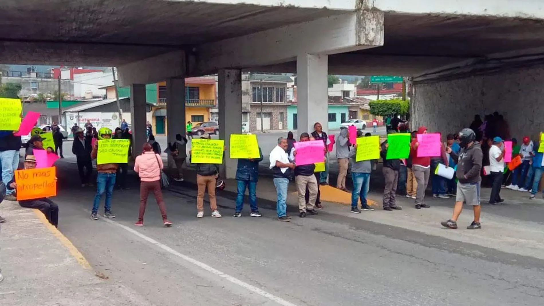 Taxistas se manifiestan y provocan caos vial 