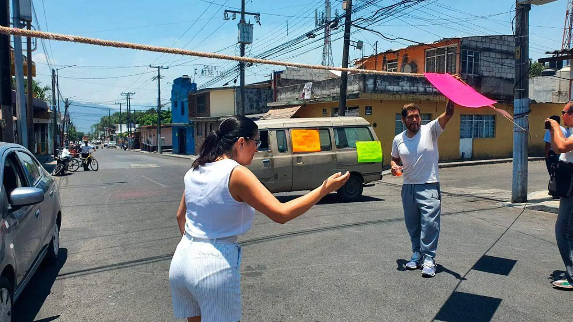 Familias de colonias del Norte de la ciudad bloquearon la Avenida de Los Censos, exigen el suministro de agua