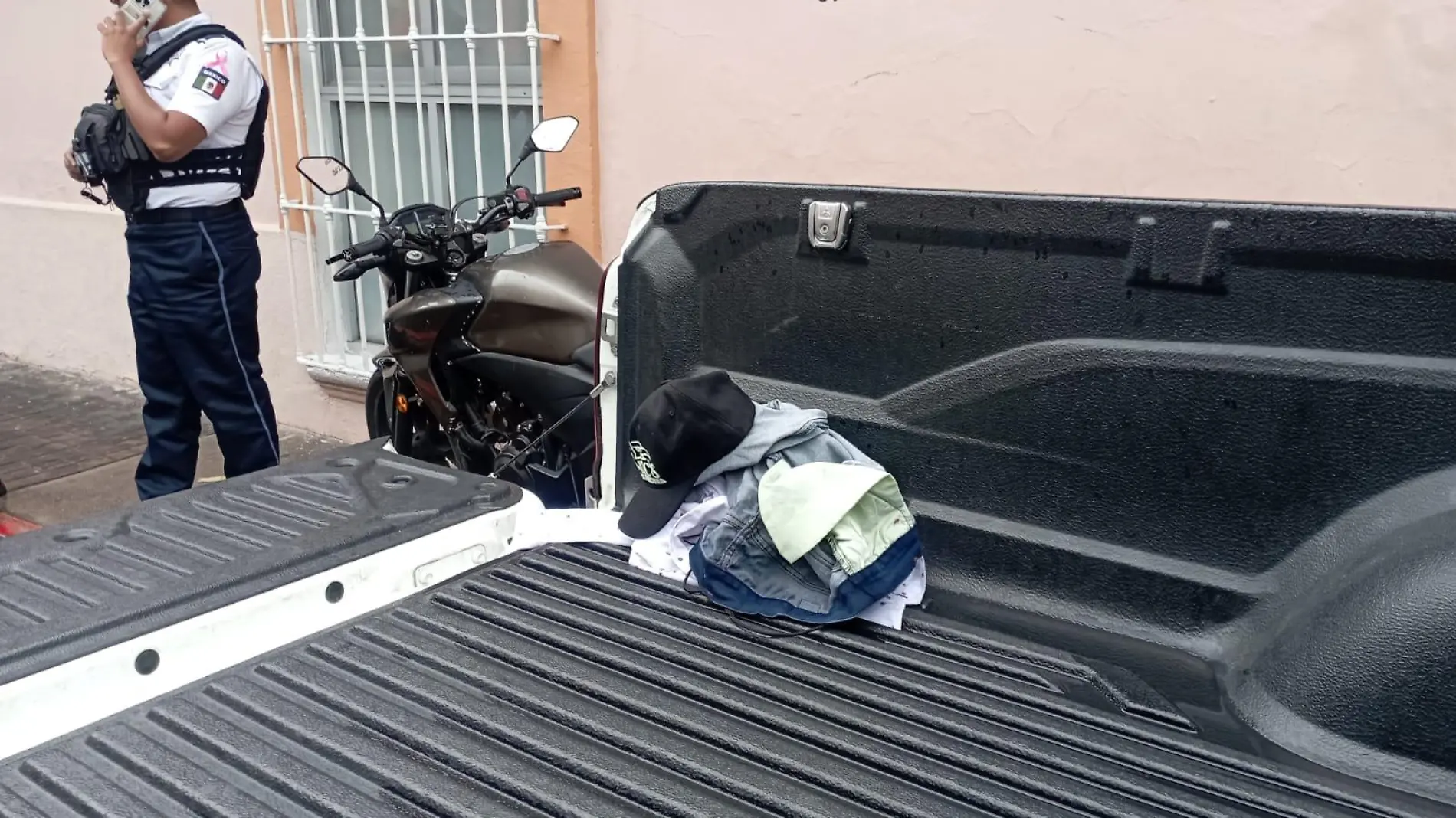 Policías encontraron una motocicleta deportiva negra, sin placas, con permiso para circular y algunas prendas de vestir y gorras